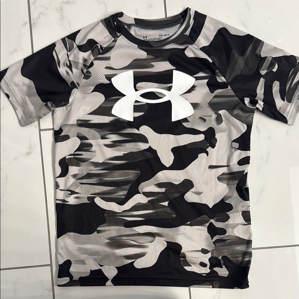 Under Armour Black and Gray Camo Tee